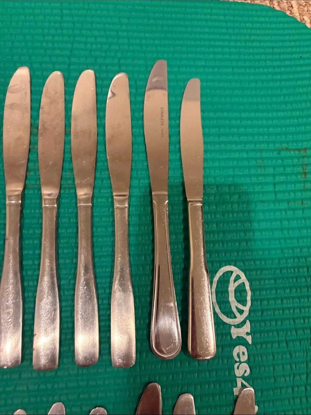 Stainless Steel Butter/Dinner Knife Set of 16 Silver